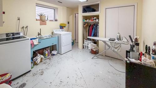 213 16Th Avenue, Cranbrook, BC - Indoor Photo Showing Laundry Room