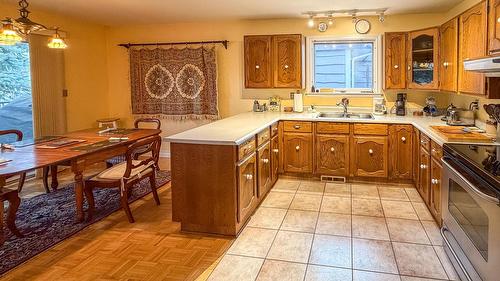 213 16Th Avenue, Cranbrook, BC - Indoor Photo Showing Kitchen