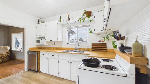 500 13Th Avenue, Cranbrook, BC - Indoor Photo Showing Kitchen With Double Sink