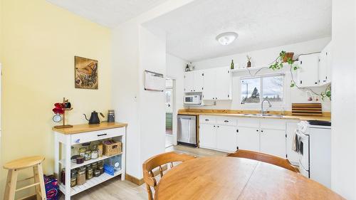 500 13Th Avenue, Cranbrook, BC - Indoor Photo Showing Kitchen