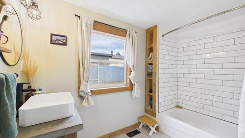 500 13Th Avenue, Cranbrook, BC - Indoor Photo Showing Bathroom