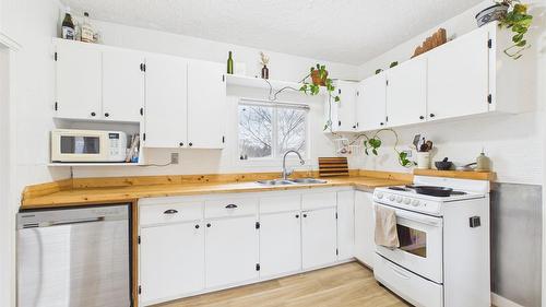 500 13Th Avenue, Cranbrook, BC - Indoor Photo Showing Kitchen With Double Sink