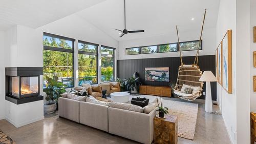 4535 Mcculloch Road, Kelowna, BC - Indoor Photo Showing Living Room With Fireplace
