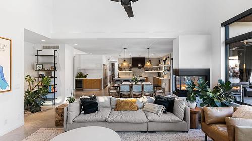 4535 Mcculloch Road, Kelowna, BC - Indoor Photo Showing Living Room