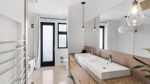 4535 Mcculloch Road, Kelowna, BC - Indoor Photo Showing Bathroom