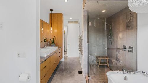 4535 Mcculloch Road, Kelowna, BC - Indoor Photo Showing Bathroom