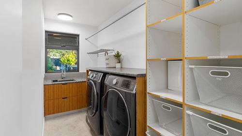 4535 Mcculloch Road, Kelowna, BC - Indoor Photo Showing Laundry Room