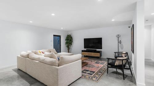 4535 Mcculloch Road, Kelowna, BC - Indoor Photo Showing Living Room