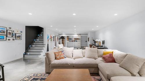 4535 Mcculloch Road, Kelowna, BC - Indoor Photo Showing Living Room