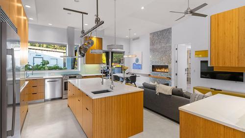 4535 Mcculloch Road, Kelowna, BC - Indoor Photo Showing Kitchen With Upgraded Kitchen