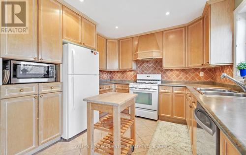 2113 Folkway Drive, Mississauga, ON - Indoor Photo Showing Kitchen With Double Sink