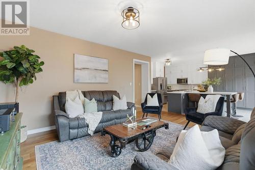 503 Wansbrough Way, Shelburne, ON - Indoor Photo Showing Living Room