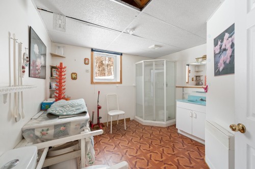 Salle de bains - 109 Rue St-Laurent, Lac-Simon, QC - Indoor Photo Showing Other Room