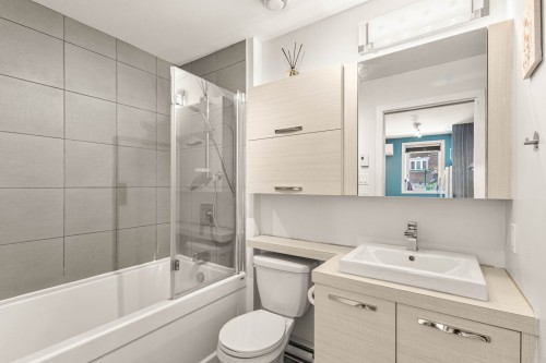 Bathroom - 2358 Rue Marquette, Longueuil (Le Vieux-Longueuil), QC - Indoor Photo Showing Bathroom