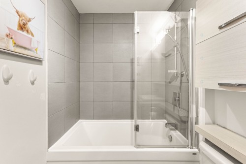 Bathroom - 2358 Rue Marquette, Longueuil (Le Vieux-Longueuil), QC - Indoor Photo Showing Bathroom