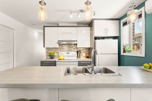 Kitchen - 2358 Rue Marquette, Longueuil (Le Vieux-Longueuil), QC - Indoor Photo Showing Kitchen With Double Sink
