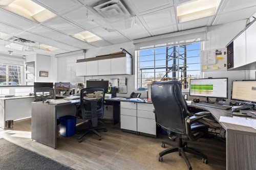 Bureau des secrétaires - 701 Rue Des Ateliers, Boucherville, QC - Indoor Photo Showing Office