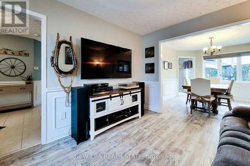 146 Locheed Drive, Hamilton, ON - Indoor Photo Showing Living Room