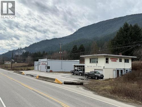 Exterior of building. - 1503 3A Highway, Castlegar, BC 