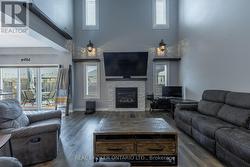 Living area with 18' ceiling - 
