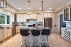 Chef's gourmet kitchen with large centre island - 