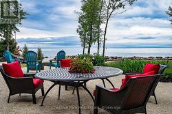 Relax and enjoy your back yard w/ friends family - 