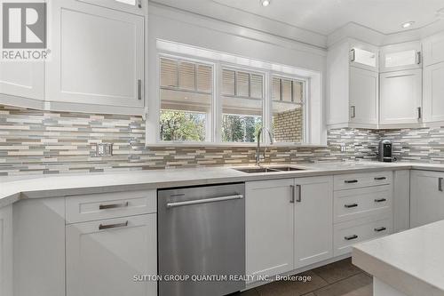347 Pinetree Way, Mississauga, ON - Indoor Photo Showing Kitchen With Double Sink With Upgraded Kitchen