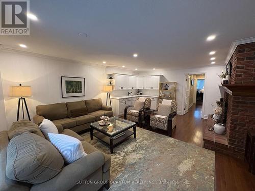 347 Pinetree Way, Mississauga, ON - Indoor Photo Showing Living Room