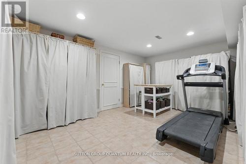 347 Pinetree Way, Mississauga, ON - Indoor