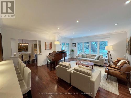 347 Pinetree Way, Mississauga, ON - Indoor Photo Showing Living Room