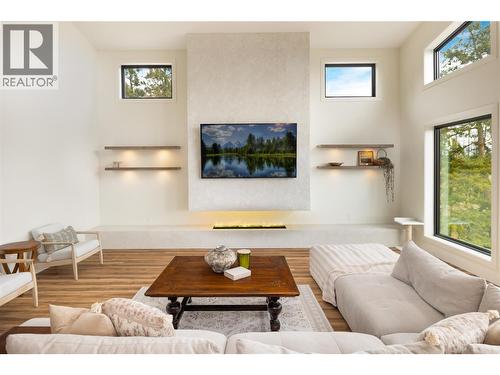 1435 Bear Creek Road, West Kelowna, BC - Indoor Photo Showing Living Room
