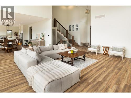 1435 Bear Creek Road, West Kelowna, BC - Indoor Photo Showing Living Room