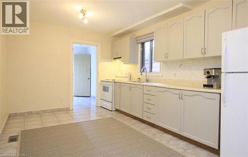 18 Mulberry Street, Hamilton, ON - Indoor Photo Showing Kitchen