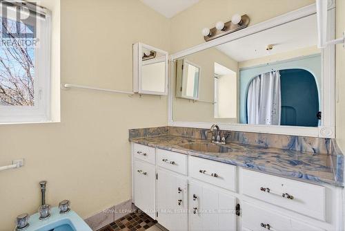727 Brant Street, Burlington, ON - Indoor Photo Showing Bathroom