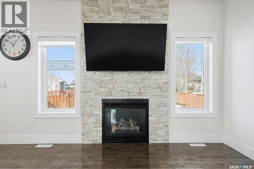 526 Patrick Avenue, Saskatoon, SK - Indoor Photo Showing Living Room With Fireplace