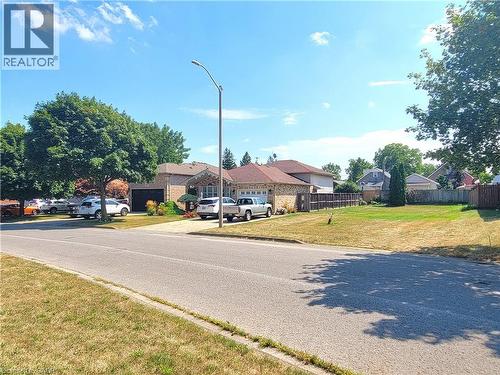Beautiful neighbourhood with charming curb appeal. - 6554 Harper Drive, Niagara Falls, ON 