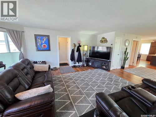 218 2Nd Street E, Carlyle, SK - Indoor Photo Showing Living Room