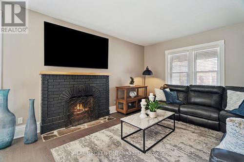 855 Hamilton Street, Cambridge, ON - Indoor Photo Showing Living Room With Fireplace
