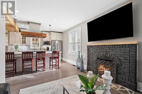 855 Hamilton Street, Cambridge, ON - Indoor Photo Showing Living Room With Fireplace