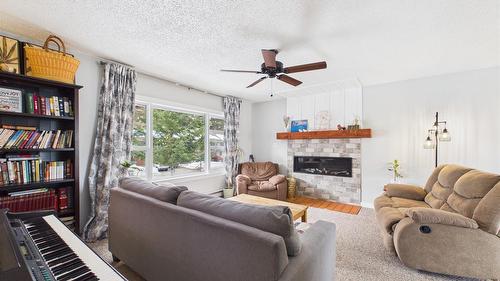 410 Alpine Crescent, Kimberley, BC - Indoor Photo Showing Living Room With Fireplace
