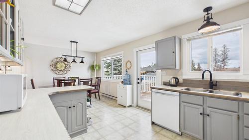 410 Alpine Crescent, Kimberley, BC - Indoor Photo Showing Kitchen With Double Sink