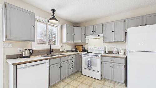 410 Alpine Crescent, Kimberley, BC - Indoor Photo Showing Kitchen With Double Sink