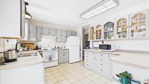 410 Alpine Crescent, Kimberley, BC - Indoor Photo Showing Kitchen With Double Sink