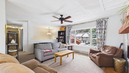 410 Alpine Crescent, Kimberley, BC - Indoor Photo Showing Living Room