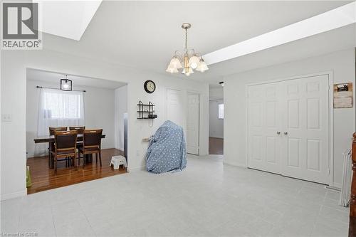 Sitting room with a skylight and suspended lighting - 513 Rexford Drive, Hamilton, ON - Indoor