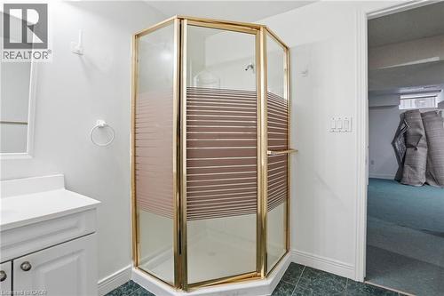 Full bath with vanity and a stall shower - 513 Rexford Drive, Hamilton, ON - Indoor Photo Showing Bathroom