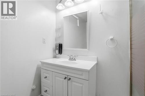 Bathroom with vanity - 513 Rexford Drive, Hamilton, ON - Indoor Photo Showing Bathroom