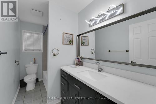 90 Tisdale Street S, Hamilton, ON - Indoor Photo Showing Bathroom