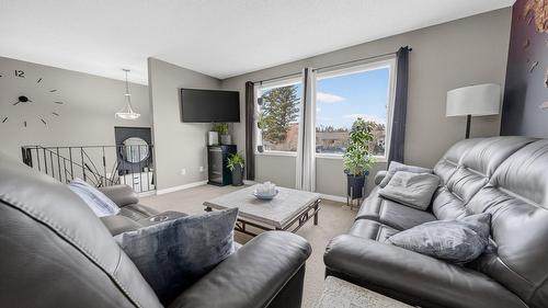2617 3Rd Street, Cranbrook, BC - Indoor Photo Showing Living Room