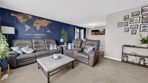 2617 3Rd Street, Cranbrook, BC - Indoor Photo Showing Living Room